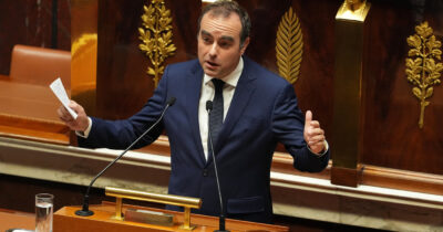 Copertina di Francia, fallisce il tentativo di compromesso sul Bilancio: verso una legge speciale. Debito pubblico al 117% del Pil