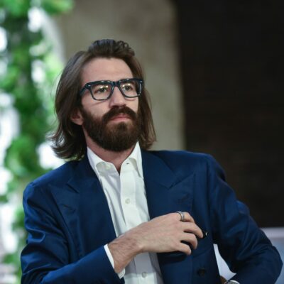 Copertina di Del Vecchio lascia tutti gli incarichi in EssilorLuxottica e critica la gestione Milleri. Cosa c'è dietro lo strappo: ora parte la corrida per la cassaforte Delfin