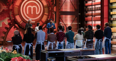 Copertina di Masterchef 15, primi battibecchi, piatti da ridere e aspiranti chef da tenere d’occhio: Barbieri, Cannavacciuolo e Locatelli scelgono i 20 grembiuli bianchi – Ecco chi sono
