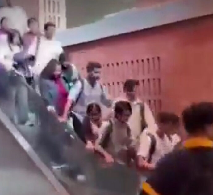 Paura all’università: la scala mobile accelera improvvisamente. Panico tra gli studenti, non ci sono feriti – VIDEO