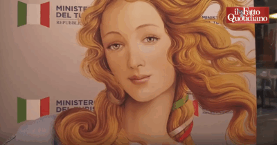 Copertina di Santanchè presenta la ‘Venere’ in carne e ossa: “Servono offerte turistiche sempre più sexy. Chi l’ha scelta? Casting al ministero”