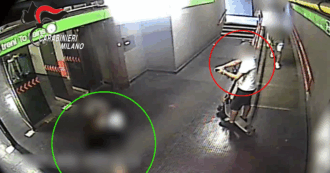 Copertina di Milano, insegue ragazze minorenni fuori dalla metro: arrestato 19enne per violenza sessuale. I video dei pedinamenti