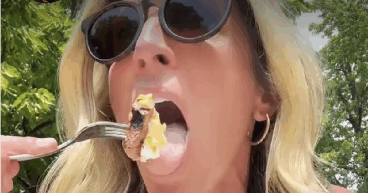 “Mangiare correttamente è maleducato in America? Sono così primitivi”: bufera sul video virale di Amy Gordy che mangia con le posate, seguendo il Galateo