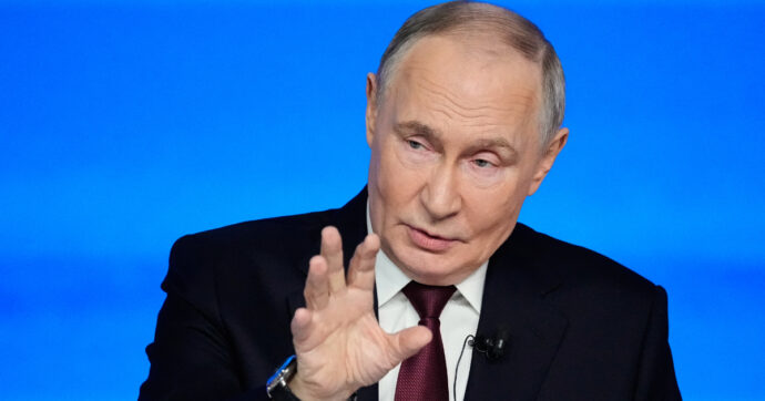 Ucraina, Macron dopo l’accordo sui 90 miliardi a Kiev: “Ora torniamo a parlare con Putin”. Lui: “Sarebbe stata una rapina”