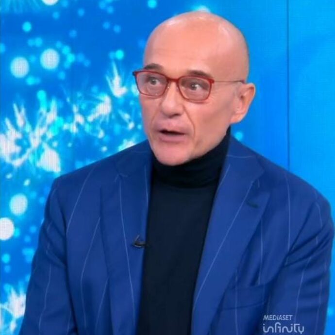 Alfonso Signorini “in tour” nelle reti Mediaset per promuovere il suo nuovo libro replica così al caso Corona: “Ho già messo tutto in mano ai miei legali”