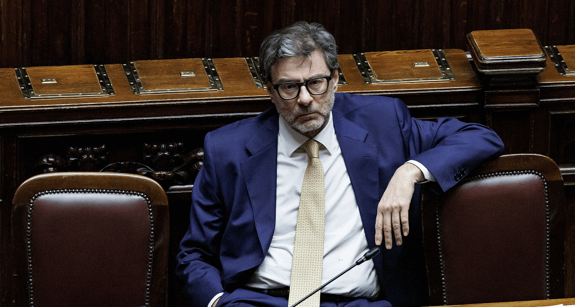 Manovra, Lega di traverso: il governo sfiora la crisi e si rimangia tutto il pacchetto pensioni. Le opposizioni: “Implodono, Giorgetti lasci”