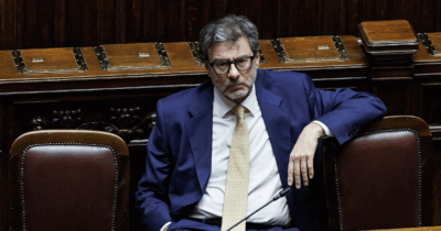 Copertina di Manovra, Lega di traverso: il governo sfiora la crisi e si rimangia il pacchetto pensioni. Le opposizioni: “Maggioranza implosa, Giorgetti lasci”