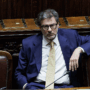 Copertina di Manovra, Lega di traverso: il governo sfiora la crisi e si rimangia tutto il pacchetto pensioni. Le opposizioni: “Implodono, Giorgetti lasci”
