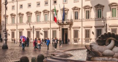 Copertina di La relazione del Comitato per la legislazione del Senato: “Troppi decreti e scritti male”. Persino i parlamentari insorgono