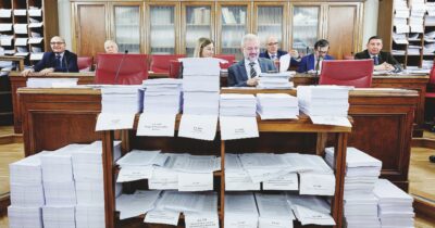 Copertina di Manovra, nuovo regalo alle scuole paritarie e stangata sui migranti