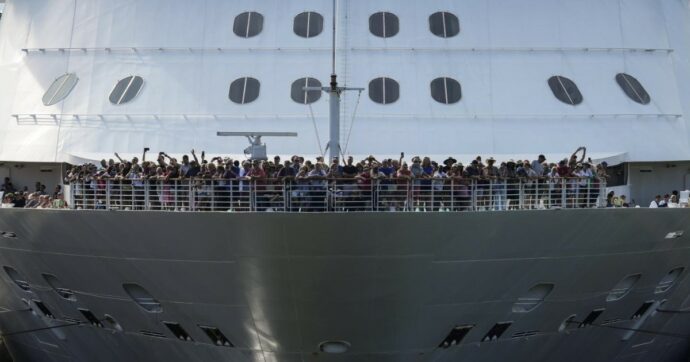 Tornano le navi da crociera a La Maddalena: un’altra ‘perla’ propagandistica dai costi altissimi