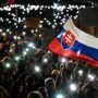 Copertina di Slovacchia in piazza per difendere lo stato di diritto dalle leggi del premier Fico, che vuole fare come Orban in Ungheria