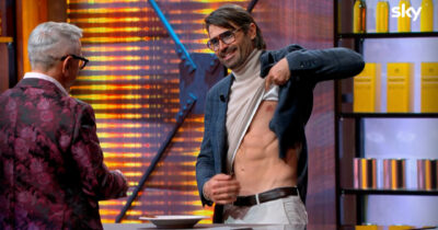 Copertina di Il triste risotto bianco di Ugo Mask: il piatto dell’aspirante Masterchef è un disastro (ma fa muovere Barbieri)