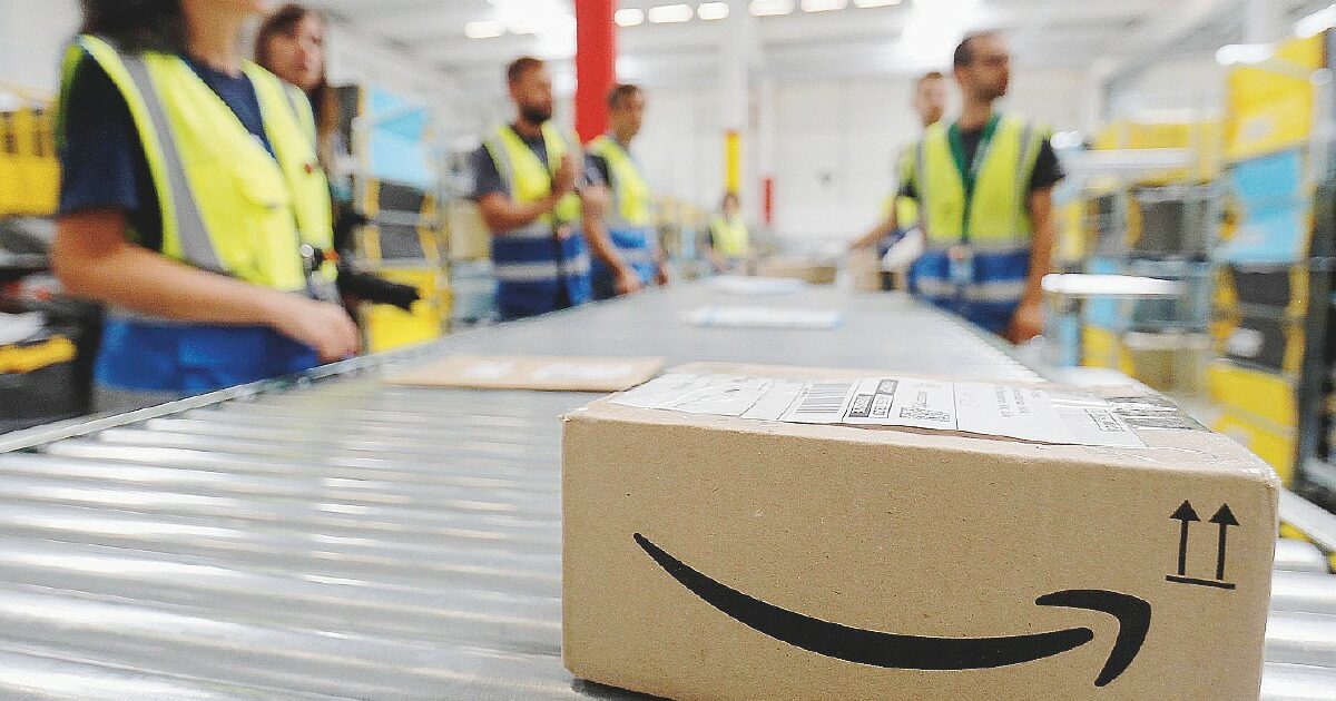 Ordina un iPhone da 1.400 euro su Amazon, ma dentro la scatola ci sono solo delle calamite: “Non mi sono filmata mentre aprivo il pacco, nessuno mi risponde”