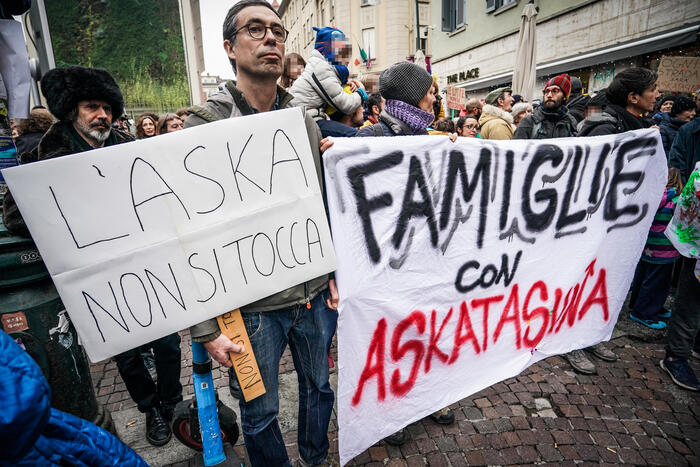 Corteo contro lo sgombero dell’Askatasuna, migliaia di persone a Torino