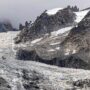 Copertina di Il ghiaccio si scioglie e la vetta si abbassa, l’allarme sul Monte Bianco: “Impatto inaspettato”