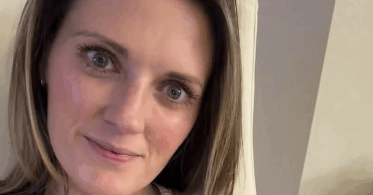 “Sono stata cacciata da un ristorante perché mi sono messa ad allattare mia figlia. Ho deciso di pubblicare il video del proprietario che urla per una ragione”: la storia di Aris Smith Kopiec