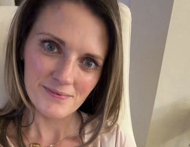 “Sono stata cacciata da un ristorante perché mi sono messa ad allattare mia figlia. Ho deciso di pubblicare il video del proprietario che urla per una ragione”: la storia di Aris Smith Kopiec