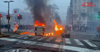 Copertina di Corteo per Askatasuna, scontri tra polizia e manifestanti: idranti in azione e cassonetti dati alle fiamme – Video