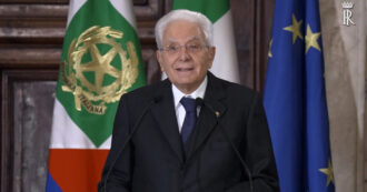 Copertina di Mattarella alle istituzioni: “Modello democratico oggi sfidato da Stati sempre più segnati da involuzioni autoritarie”