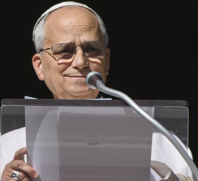 “Santo padre, sono le tre del mattino cosa sta facendo?”, Papa Leone quando è “insonne” studia su un popolare social network