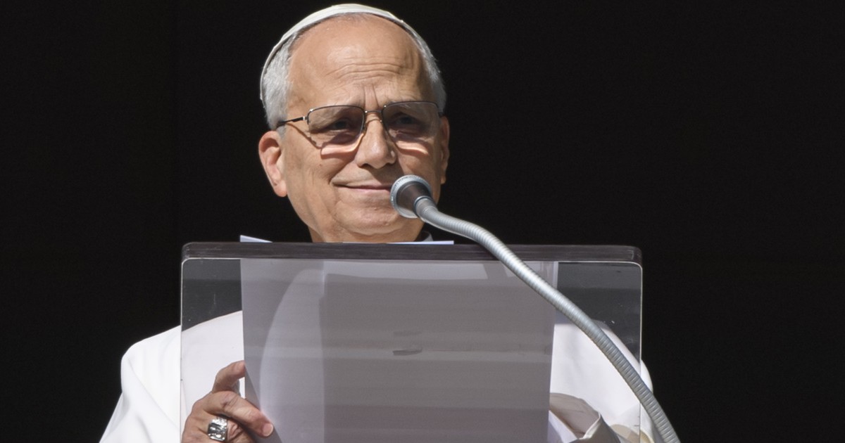 “Santo padre, sono le tre del mattino cosa sta facendo?”, Papa Leone quando è “insonne” studia su un popolare social network