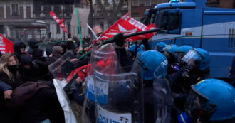 Copertina di Scontri al corteo per Askatasuna, la polizia blocca i manifestanti con i manganelli: le immagini
