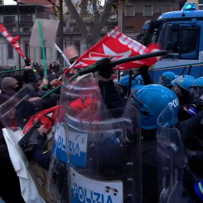 Scontri al corteo per Askatasuna, la polizia blocca i manifestanti con i manganelli: le immagini