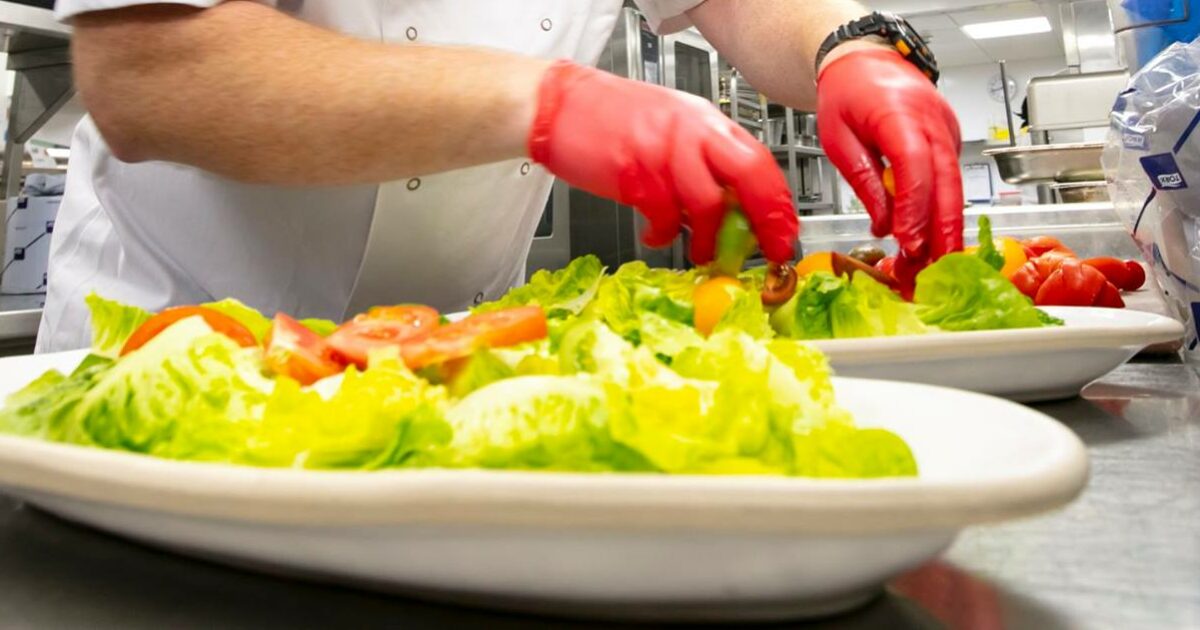 Sciopero dei lavoratori della ristorazione al Marriott Hotel, la catena di hotel interviene sulla ditta in appalto: “Pagati tutti gli stipendi”