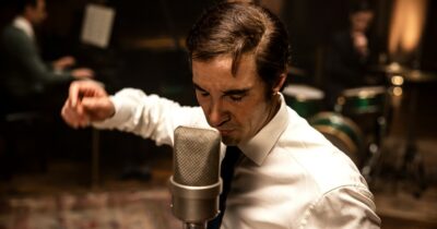 Copertina di Monsieur Aznavour, il biopic che è un monumento mite a una leggenda della Francia