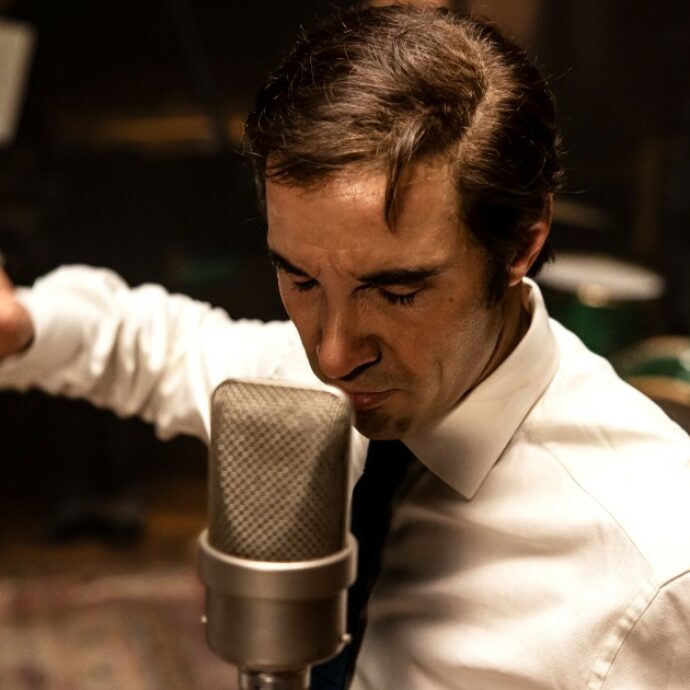 Monsieur Aznavour, il biopic che è un monumento mite a una leggenda della Francia