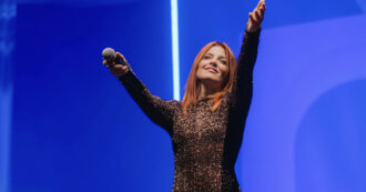 Copertina di “Quella volta che si è presentata da Vasco Rossi e me coi guanti per lavare i piatti”: Curreri scherza con Noemi. Siamo andati alla grande festa dell’artista a Roma