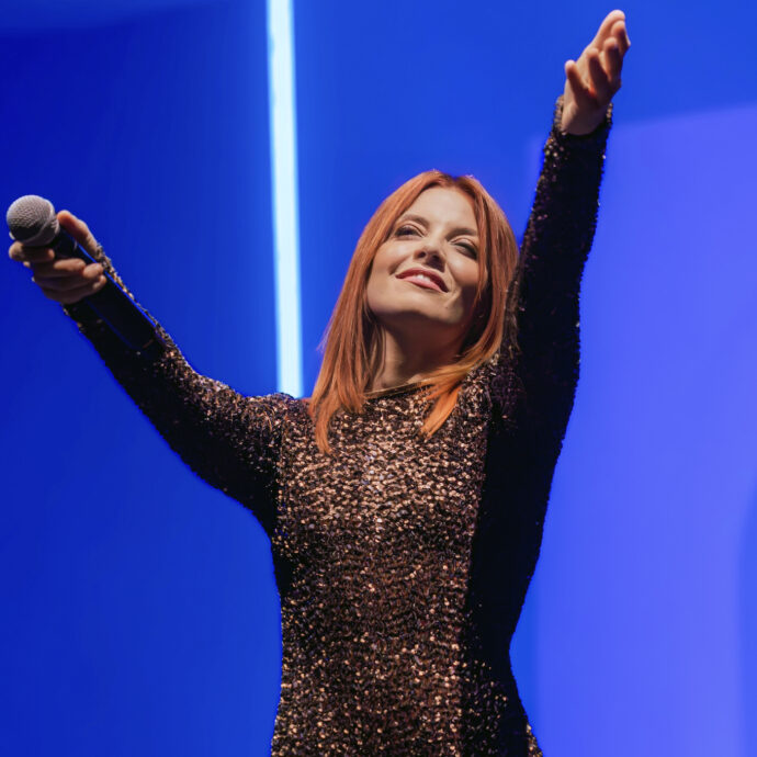 “Quella volta che si è presentata da Vasco Rossi e me coi guanti per lavare i piatti”: Curreri scherza con Noemi. Siamo andati alla grande festa dell’artista a Roma