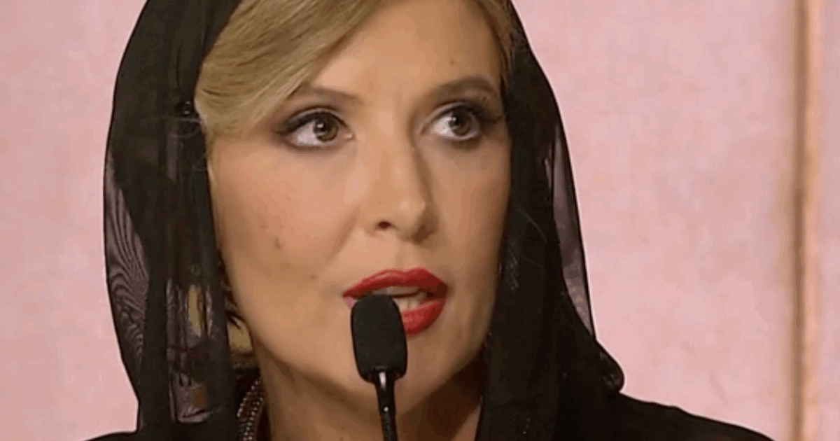 “Sono furibonda. Come coppia avete avuto il percorso più pulito, senza storielle, odore di flirt, e vi presentate con questa roba fiacca”: così Selvaggia Lucarelli a Martina Colombari e Luca Favilla