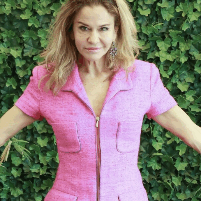 “Paolo Villaggio adorava i miei piedini. Una volta me li sgranocchiavano tanto, ora lo fanno solo i cagnolini… Il sesso? Oggi lo faccio più che altro per le ghiandole”: parla Eva Robin’s