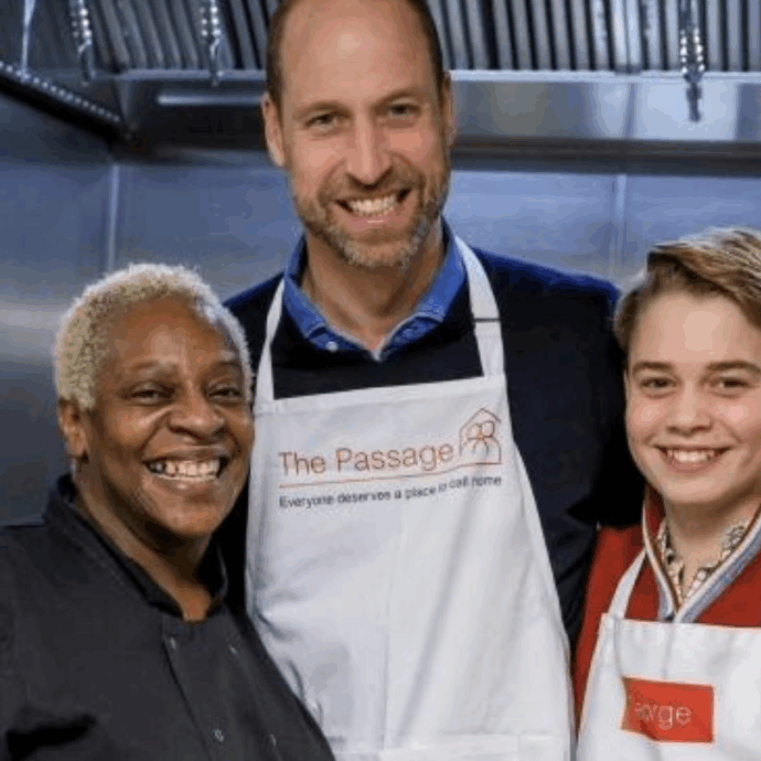 Il principe George prepara il pranzo di Natale per i senzatetto “come il suo papà fece con Lady Diana”: “William si è occupato dei cavoletti di Bruxelles, lui dei pudding”