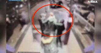 Copertina di Calci, pugni, poi lo spray urticante: aggressione fuori dalla metro a Milano per rubare una collanina d’oro. Due arresti – Video