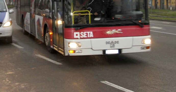 Aggredisce sessualmente un 14enne alla fermata del bus, lui lo registra e lo fa arrestare