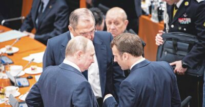 Copertina di Guerra in Ucraina, i russi avanzano a Sumy “Portati via 50 civili” Putin apre a Macron