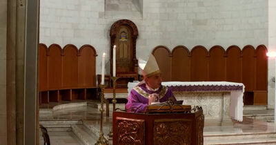 Copertina di “Maria è veramente libera perché sa obbedire. Dovremmo dirlo a qualche femminista”: frasi choc nell’omelia di monsignor Laterza