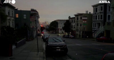 Copertina di Maxi blackout a San Francisco: 130mila residenti senza corrente elettrica. Le strade immerse nel buio – Video