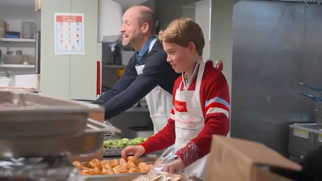 Il principe William serve pasti ai senza fissa dimora con George: è lo stesso rifugio dove andò da bambino con Diana – Video