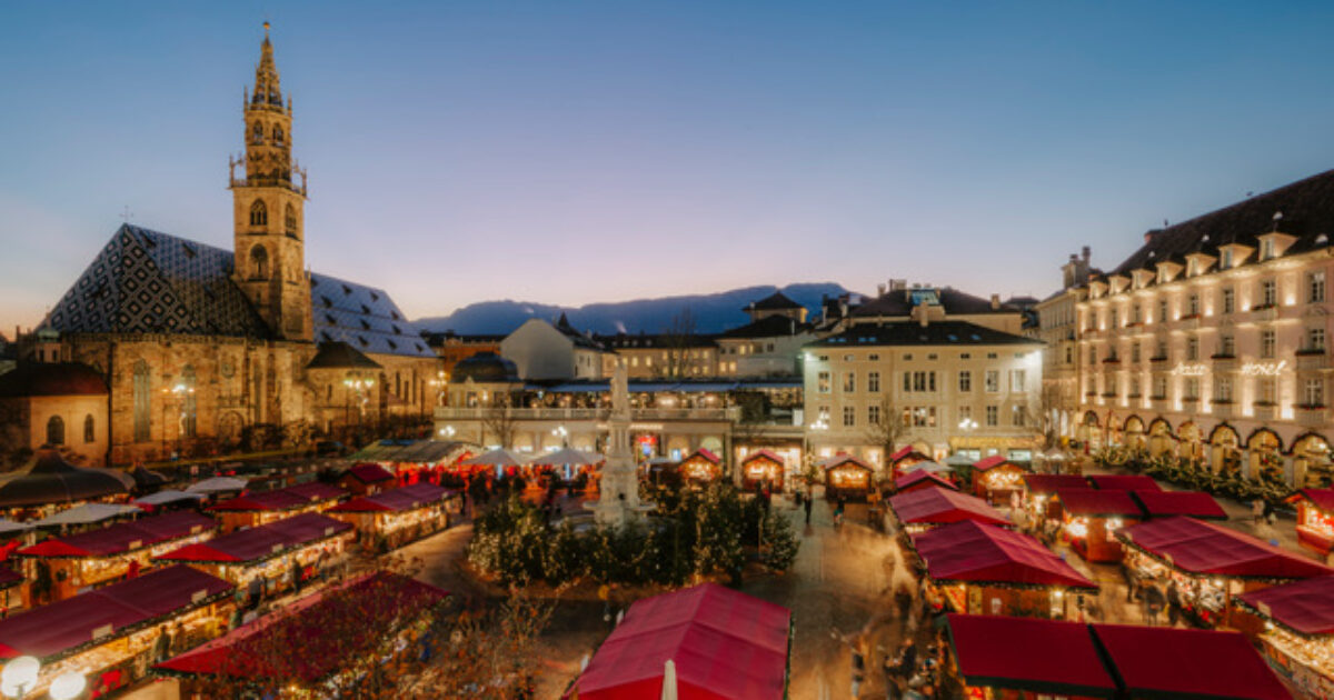 Alla scoperta di Bolzano tra palazzi storici, caffè eleganti, negozi e atmosfere magiche: la nostra guida per un weekend last minute in città (e dintorni) durante le Feste