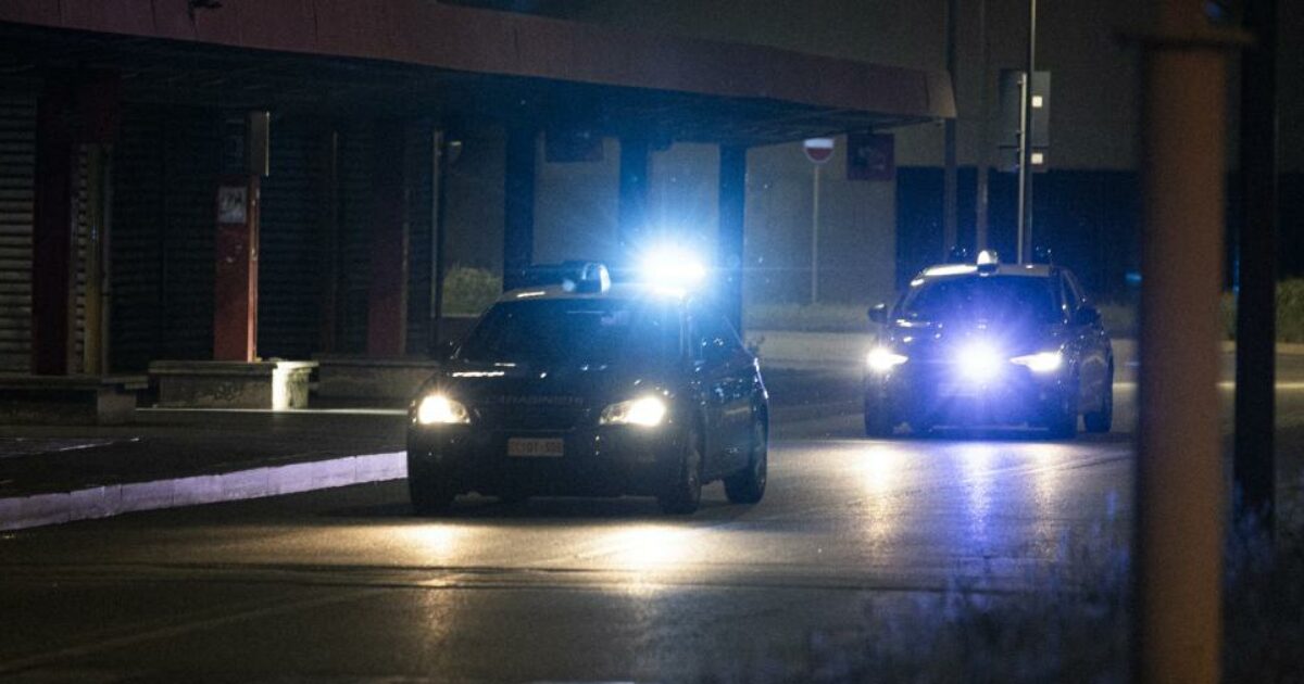 Milano, 15enne rapinato, spogliato e costretto a prelevare: 4 arresti (3 sono minori). I carabinieri allertati dal padre