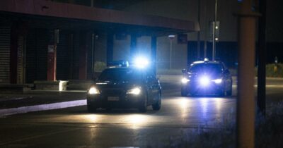 Copertina di Milano, 15enne rapinato, spogliato e costretto a prelevare al bancomat: 4 arresti (3 sono minori). I carabinieri allertati dal padre