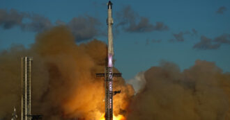 Il razzo di Elon Musk esplode improvvisamente, voli di linea sfiorati dai detriti: “Una tragedia sfiorata per 450 passeggeri, un aereo ha lanciato il ‘mayday