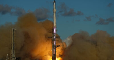 Copertina di Il razzo di Elon Musk esplode improvvisamente, voli di linea sfiorati dai detriti: “Una tragedia sfiorata per 450 passeggeri, un aereo ha lanciato il ‘mayday'”