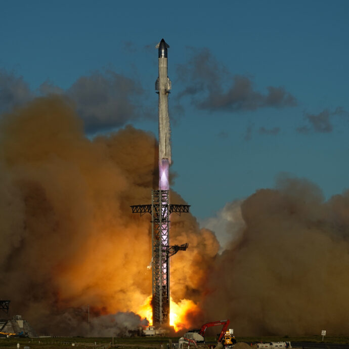 Il razzo di Elon Musk esplode improvvisamente, voli di linea sfiorati dai detriti: “Una tragedia sfiorata per 450 passeggeri, un aereo ha lanciato il ‘mayday'”