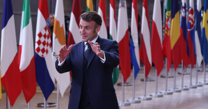 La nuova giravolta di Macron sulla Russia: voleva inviare i militari in Ucraina, ora spera nel dialogo con Putin. E l’Ue lo supporta