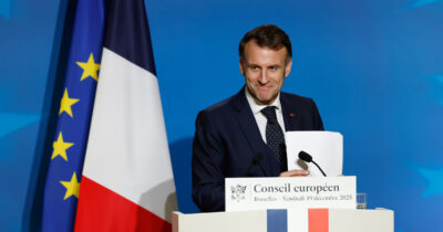 Copertina di Incontro Macron-Putin, l’Ue non si oppone più alle iniziative bilaterali (come fece con Orban e Scholz): “Bene gli sforzi di pace”